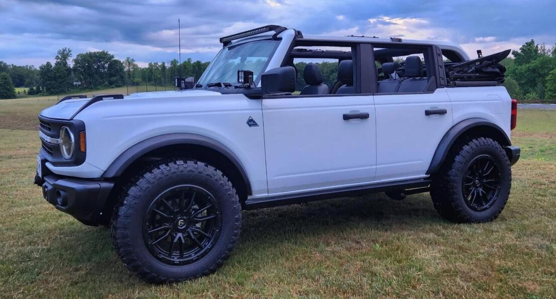 2022 Ford Bronco Black Diamond, White